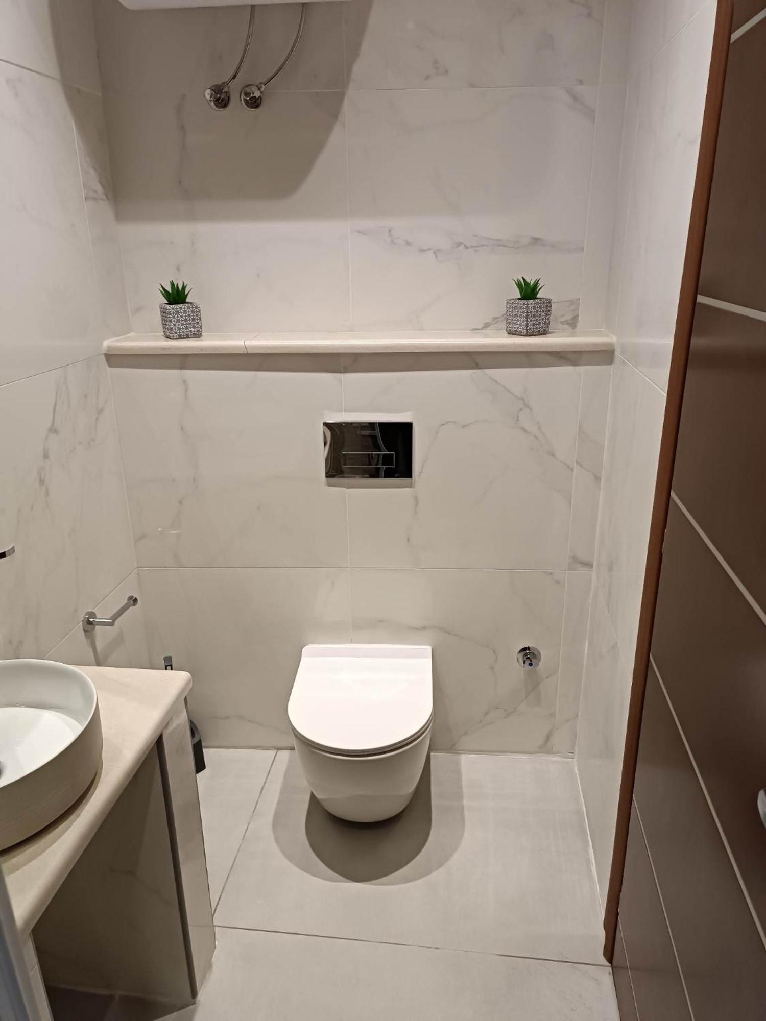 Newly Renovated Next To The Port Appartement Mantouki