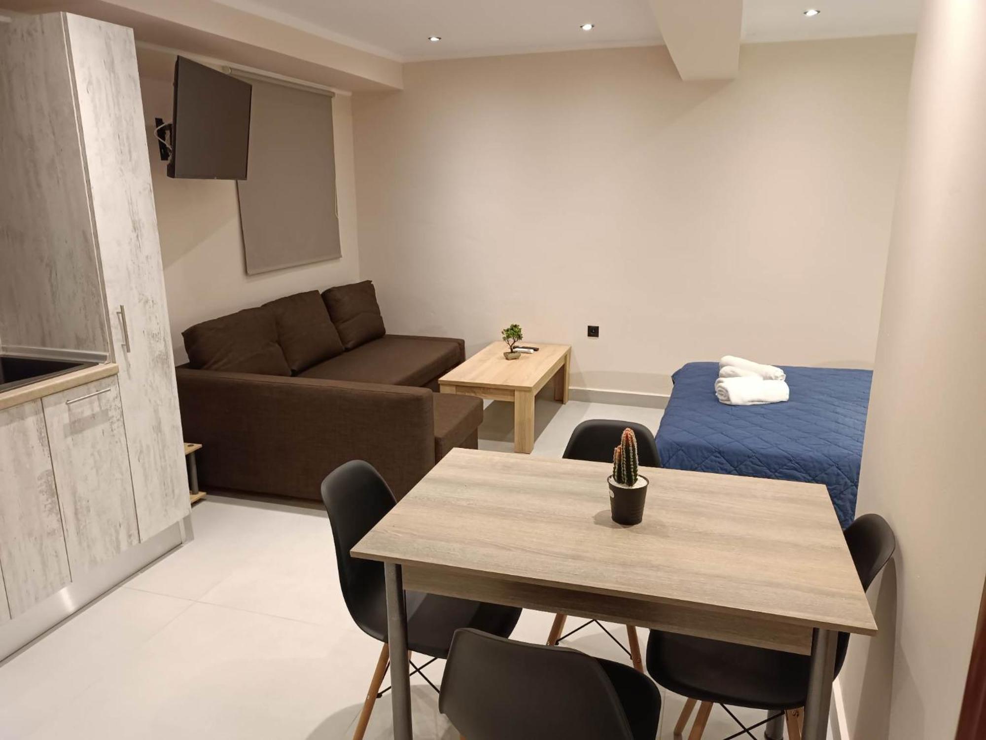 Newly Renovated Next To The Port Appartement Mantouki