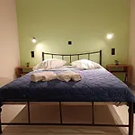 Newly Renovated Apartment Next To The Port